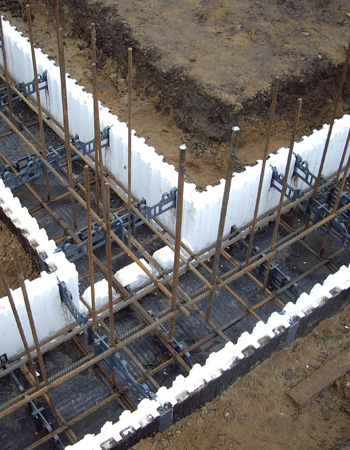 Как заливается бетонная смесь в опалубку?